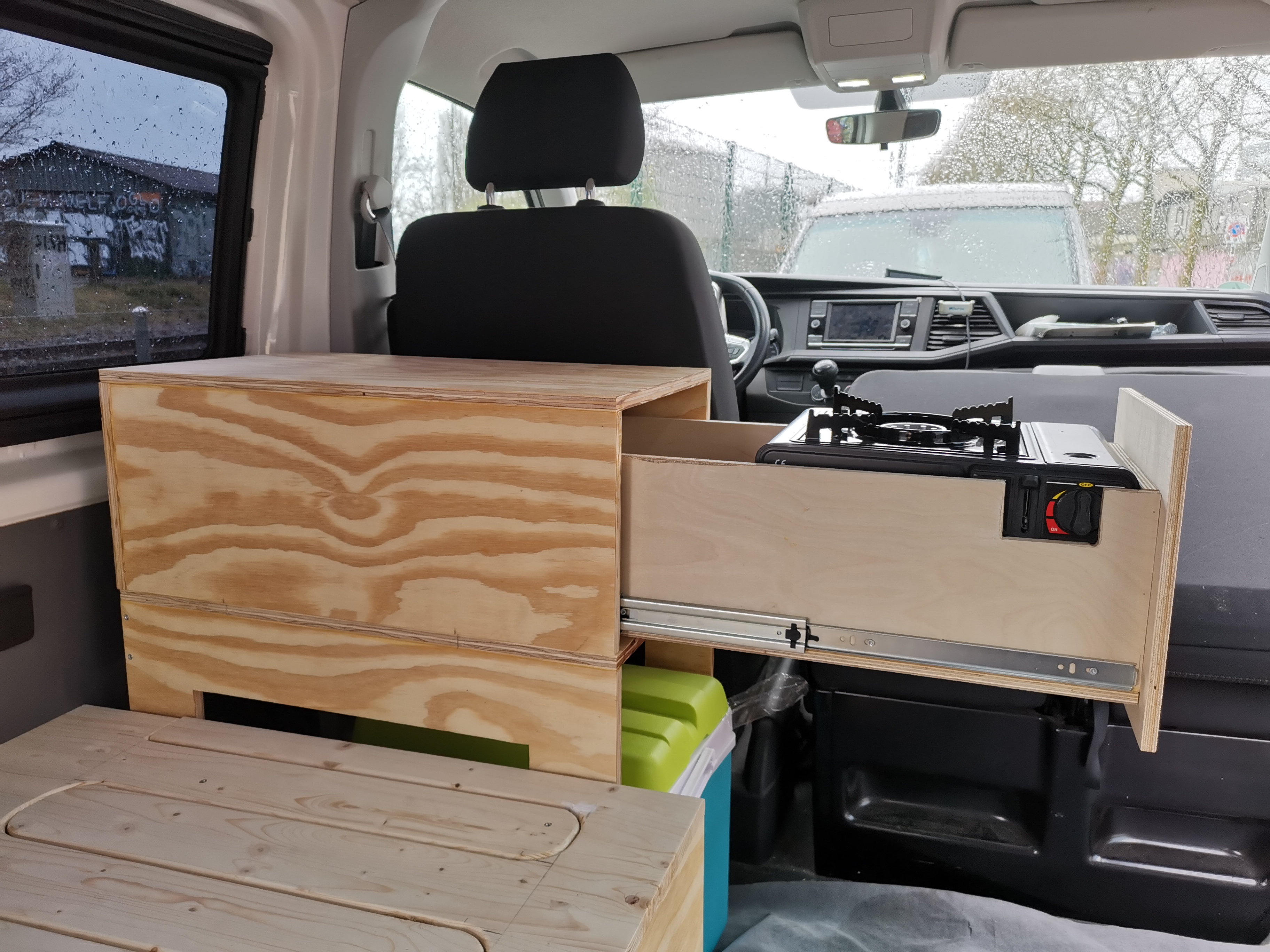 Schrank hinter Fahrersitz