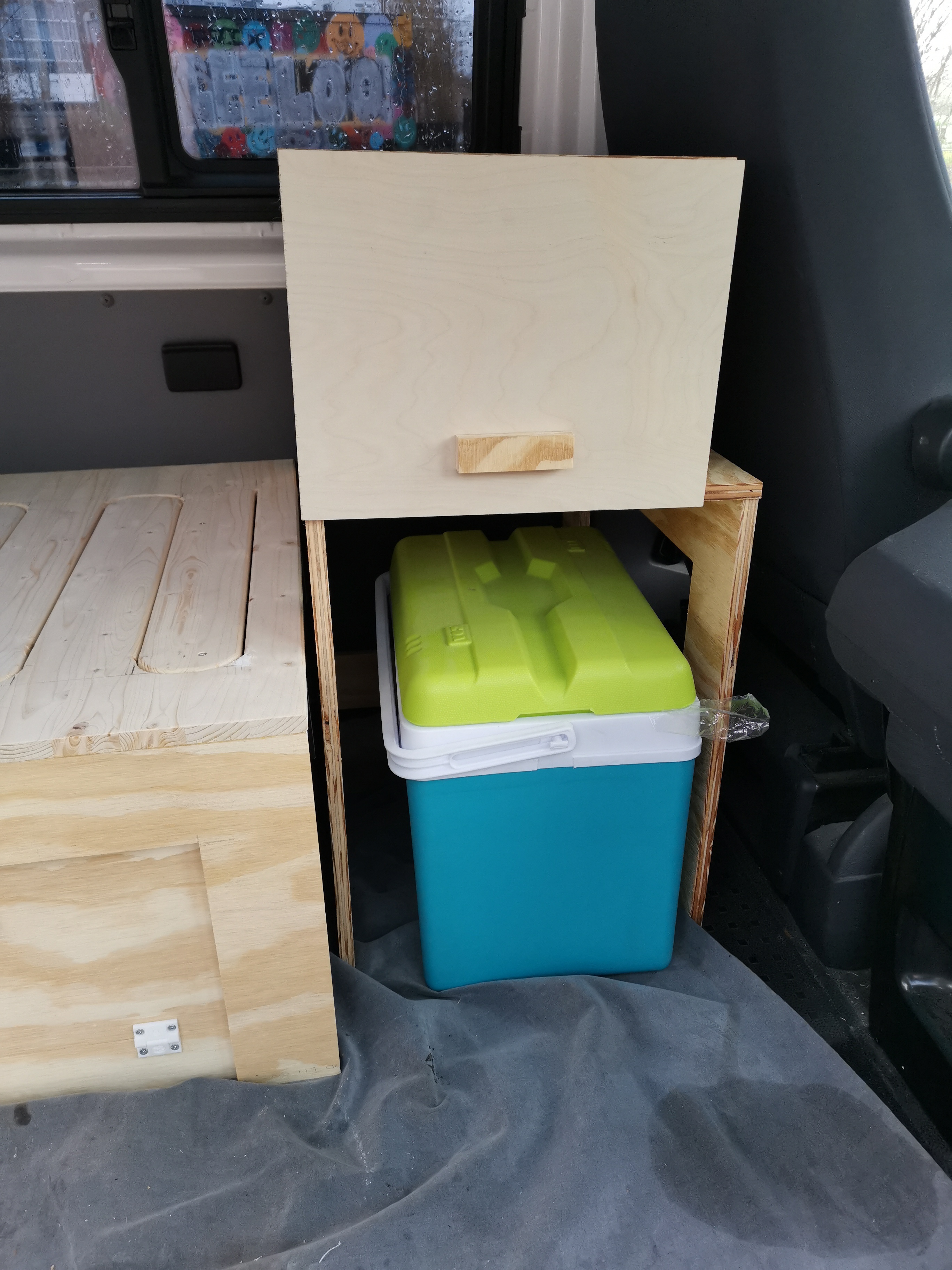 Schrank hinter Fahrersitz